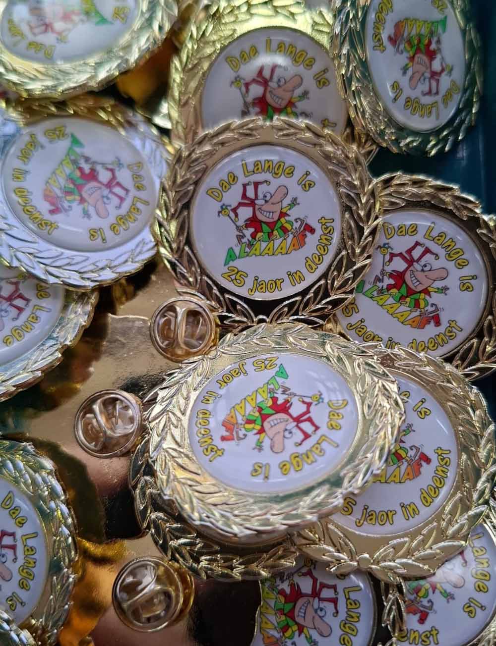 Carnavals-pins goudkleurig met uw eigen logo of foto en tekst
